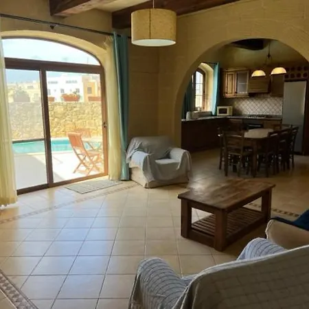 4 Bedroom With Private Pool בית נופש Xewkija